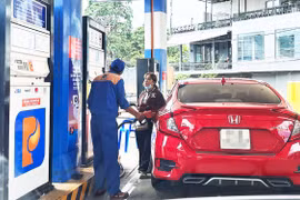 Giá xăng dầu đồng loạt giảm từ 15 giờ chiều 23-10. Ảnh: G.B