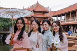 'Nàng thơ' xúng xính áo dài chụp ảnh Tết ở Đà Nẵng