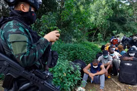 Hơn 1.000 người vượt biên từ Myanmar sang Thái Lan sau vụ đột kích ổ lừa đảo
