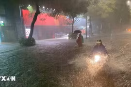 Vùng xoáy thấp cộng với tác động rãnh thấp gây mưa lớn ở Bắc Bộ