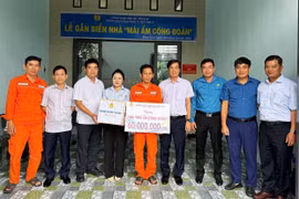 Ông Uông Quang Huy (thứ 4 từ phải sang)-Phó Chủ tịch Công đoàn Điện lực Việt Nam trao kinh phí hỗ trợ xây dựng nhà “Mái ấm công đoàn” cho gia đình đoàn viên Đặng Văn Hoàn. Ảnh: Thu Hoài