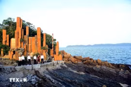 Đảo Đá Dựng - điểm đến mới trên vịnh Bái Tử Long