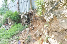 Sạt lở đe dọa cư dân chung cư Hoàng Văn Thụ