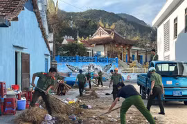 Người dân gửi thư cảm ơn sự hỗ trợ của lực lượng Cảnh sát Phòng cháy chữa cháy và Cứu nạn cứu hộ.