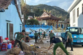 Người dân gửi thư cảm ơn sự hỗ trợ của lực lượng Cảnh sát Phòng cháy chữa cháy và Cứu nạn cứu hộ.