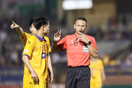 Trọng tài Malaysia điều hành 2 trận đấu 'sinh tử' của V.League