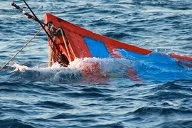 Chìm tàu cá, 4 ngư dân mất tích