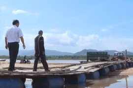 Góp sức làm cầu phao qua sông Ba