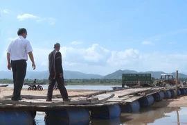 Góp sức làm cầu phao qua sông Ba