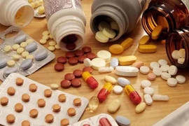 Phó Thủ tướng Lê Thành Long chỉ đạo triển khai quyết liệt các giải pháp ngăn chặn, xử lý thuốc giả, thực phẩm giả, mỹ phẩm giả