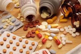 Phó Thủ tướng Lê Thành Long chỉ đạo triển khai quyết liệt các giải pháp ngăn chặn, xử lý thuốc giả, thực phẩm giả, mỹ phẩm giả