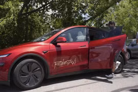 Robotaxi của Tesla chính thức lăn bánh