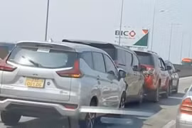 Va chạm liên hoàn trên cao tốc TP HCM - Long Thành, ùn ứ kéo dài