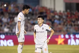 CLB Bình Dương sớm dính thẻ đỏ: Thua ngược rất đau đớn tại Hà Tĩnh