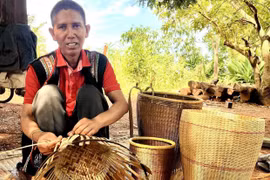 Những người “giữ lửa” nghề thủ công truyền thống ở buôn làng