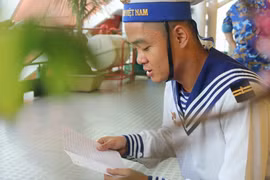 Những lá thư vượt sóng ra DK1: 'Nơi biển đảo xa, chú có lạnh lắm không?'