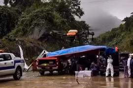 Dùng drone tiếp tế nhu yếu phẩm cho tài xế mắc kẹt trên đèo Lò Xo