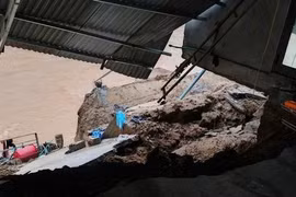 Quảng Trị: Bờ kè, ô tô bị cuốn trôi, sơ tán khẩn cấp người dân