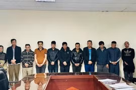 Gần 100 cảnh sát bắt quả tang 47 kẻ mua bán 5.000 kg hóa chất chứa chất cực độc xyanua