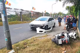 Ô tô tông 2 xe máy chở học sinh trước cổng trường học