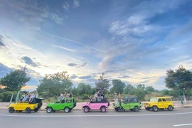 Trải nghiệm du lịch xuyên “tiểu sa mạc” bằng xe jeep