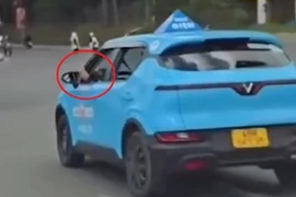 Đà Lạt: Tài xế taxi vừa lái xe, vừa gác chân lên cửa sổ