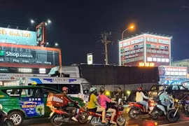 Hai mẹ con đi xe máy bị xe tải tông tử vong tại chỗ