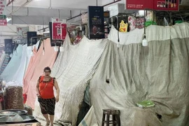 Sau những cánh cửa đóng kín