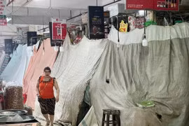 Sau những cánh cửa đóng kín