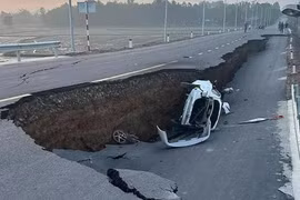 Sụt lún nghiêm trọng, ô tô và xe máy rơi xuống hố sâu ở Tây Ninh