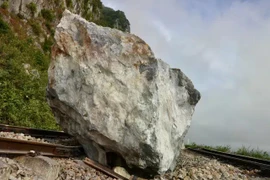 Hai cháu bé bị đá trên đồi rơi trúng người thương vong