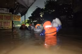 Mỗi giờ lũ xuống 6 cm, hàng ngàn ngôi nhà ở Huế vẫn ngập sâu