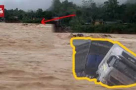 Liều mình vượt lũ: Tài xế và xe đầu kéo bị cuốn trôi