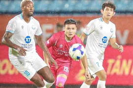 CLB CAHN càng làm nóng cuộc đua vô địch V-League, Nam Định rớt lại vì quá tải