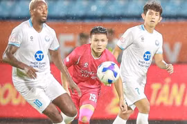 CLB CAHN càng làm nóng cuộc đua vô địch V-League, Nam Định rớt lại vì quá tải