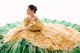 Hoa hậu Lương Thuỳ Linh xúng xính đầm bánh xèo