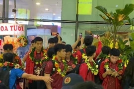  Khoảnh khắc U.22 Việt Nam xuất hiện trong sự chào đón của người hâm mộ ở sân bay Nội Bài