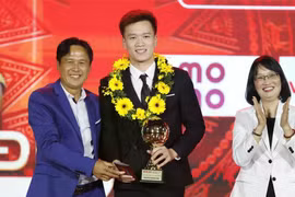 Tiền vệ Hoàng Đức hoàn tất 'hattrick' giải thưởng Quả bóng Vàng Việt Nam