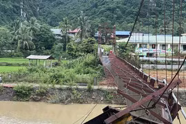 Cầu treo bất ngờ đứt cáp, xe ô tô chở 3 người rơi xuống sông