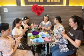 Đan mũ ấm tặng người yếu thế vùng cao