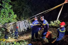 Điều tra nguyên nhân vụ xe khách rơi đèo Bảo Lộc