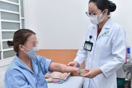 Một phụ nữ suýt chết khi uống collagen, thuốc giảm cân mua trên mạng