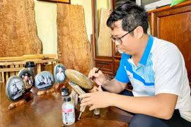 Người vẽ chân dung Bác Hồ trên đá