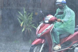 Không khí lạnh gây mưa lớn dập tắt nắng nóng 'thiêu đốt' miền Trung