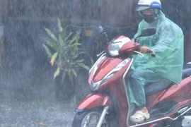 Không khí lạnh gây mưa lớn dập tắt nắng nóng 'thiêu đốt' miền Trung