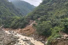 Nghệ An: Mưa lớn gây sạt lở nghiêm trọng trên Quốc lộ 16
