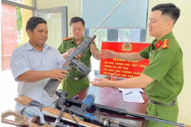 Người dân tự giác giao nộp vũ khí, vật liệu nổ