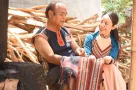 Cô giáo mê thiết kế áo dài phối thổ cẩm