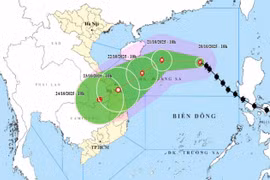 Bão số 12 liên tục đổi hướng, nguy cơ gây lũ vượt báo động 3 ở miền Trung
