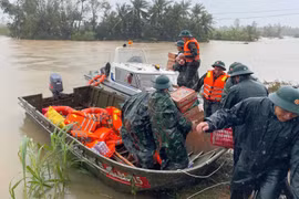 Bộ Quốc phòng: Bằng mọi cách phải vào điểm ngập sâu, không để dân bị cô lập